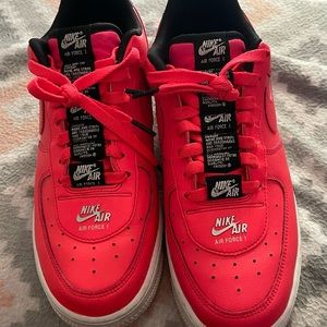 Nike Air Force 1 ‘07 LV8 Laser Crimson.